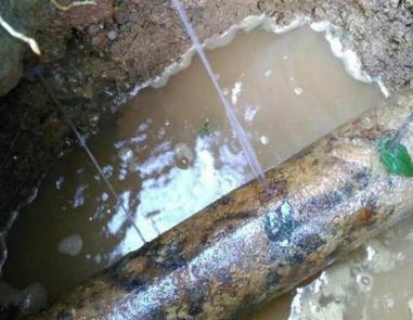 沙河楼顶渗水维修公司分享下地暖漏水的原因及检测方法。